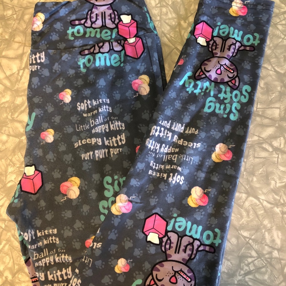 Super soft leggings with "Sing soft kitty to me"
